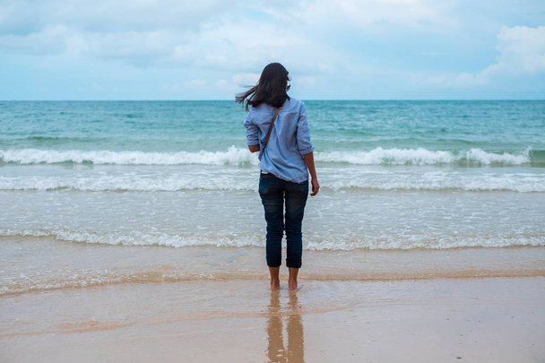 matkustaa tausta takaisin näkymä nuori nainen seisoo yksin rannalla. kuva kesällä, henkilö, muotokuva, maisema, trooppinen käsite
 - Valokuva, kuva