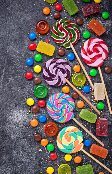 Assortiment de bonbons colorés et sucettes
 - Photo, image