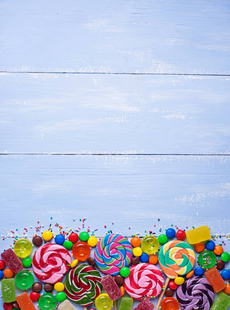 Asortyment kolorowych cukierków i lizaków - Zdjęcie, obraz