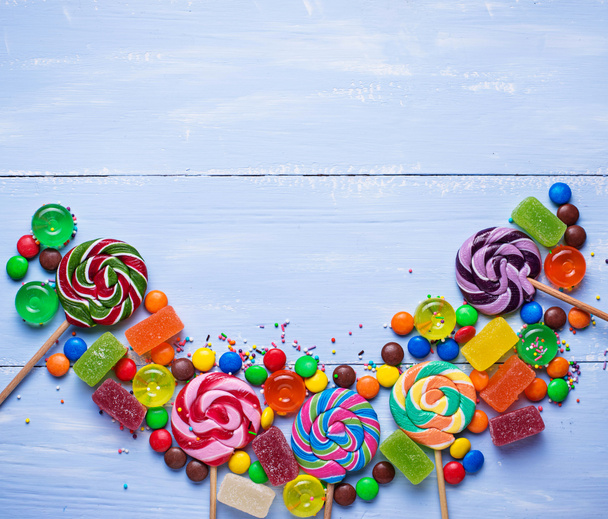 Асортимент барвистих цукерок і льодяників
 - Фото, зображення