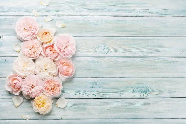 Tuin rose bloemen op houten achtergrond. Bovenaanzicht met kopie ruimte - Foto, afbeelding