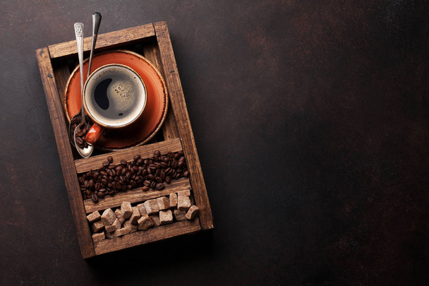 Кофейная чашка, жареные бобы и коричневый сахар. Вид сверху с пространством для вашего текста
 - Фото, изображение