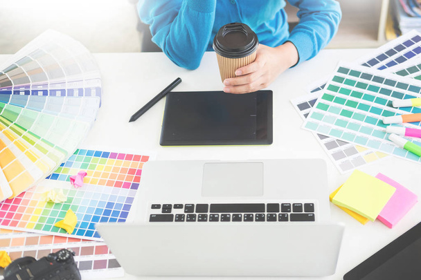 インテリア デザインやグラフィック デザイナー改修技術コンセプト - で働く女性は色選択のためのサンプルです。職場では、色見本、クローズ アップを選択します。創造的な人々  - 写真・画像