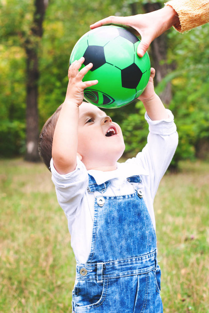 Junge spielt mit Eltern Fußball - gesunder aktiver Lebensstil - Foto, Bild