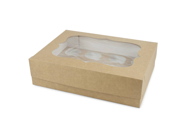 Boîte en carton pour muffins isolé sur fond blanc, ombre ci-dessous
. - Photo, image