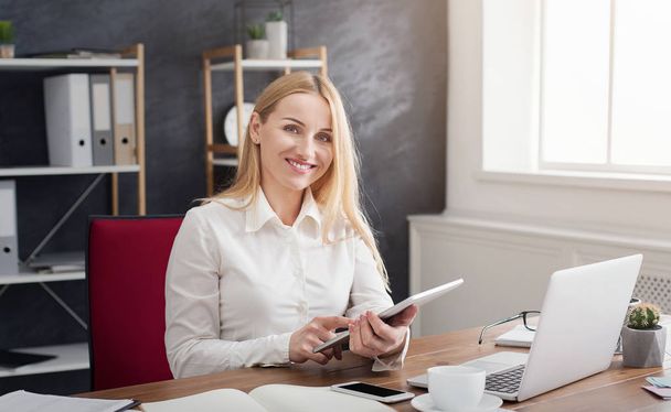 fröhliche junge Frau mit Touchpad im Büro - Foto, Bild