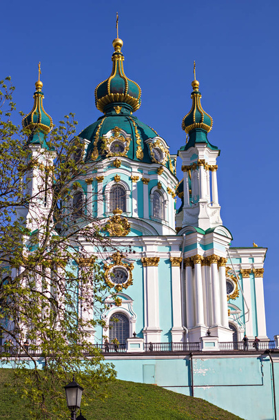 st. andrew 's church in kiev und andrew' s descent in kiev im frühling - Foto, Bild