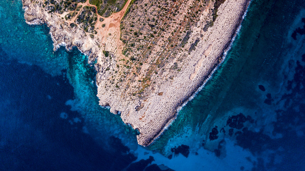 felülnézet drámai sziklás part a kék tenger, Ciprus - Fotó, kép