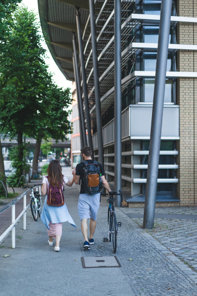 nézet hátulról pár turisták walking street, Berlin, Németország  - Fotó, kép