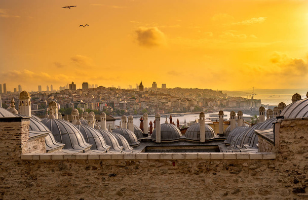 Vista del amanecer desde Suleymaniye. Hermoso Bósforo de Estambul con salida del sol
. - Foto, Imagen