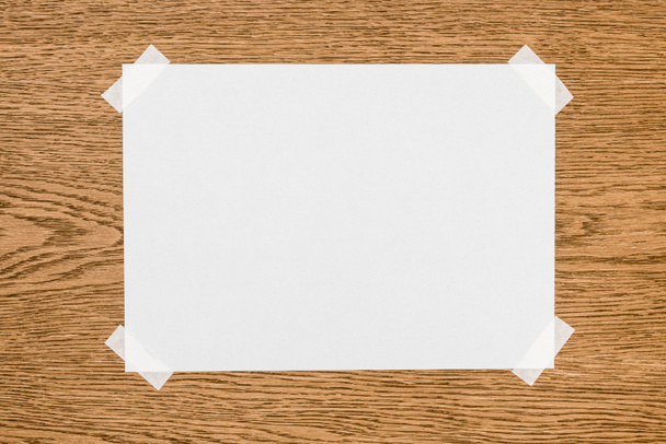 erhöhter Blick auf leeres weißes Papier auf Holztisch  - Foto, Bild