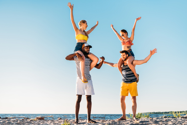 alegre jóvenes amigos multiétnicos divertirse juntos en la playa de arena
  - Foto, imagen
