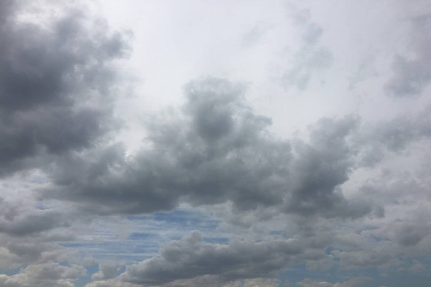 Όμορφα σύννεφα σε φόντο μπλε του ουρανού. Γαλάζιο του ουρανού με συννεφιά, φύση σύννεφο. Λευκά σύννεφα, γαλάζιο ουρανό και τον ήλιο - Φωτογραφία, εικόνα