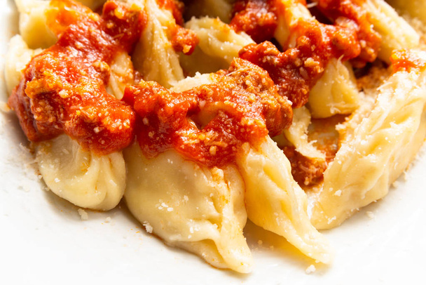 Culurgioni, raviolis sardiniens typiques avec sauce ragout et fromage pecorino
  - Photo, image
