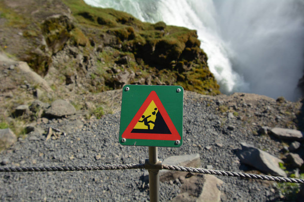 Señal de advertencia de acantilado en la cascada Gullfoss
 - Foto, Imagen