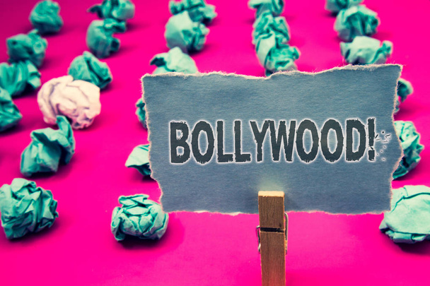 Scrivere testi a mano Bollywood Motivational Call. Concetto significato Hollywood Film Entertainment Cinema molletta in possesso di carta verde accartocciato idee idee errori diversi tentativi
 - Foto, immagini