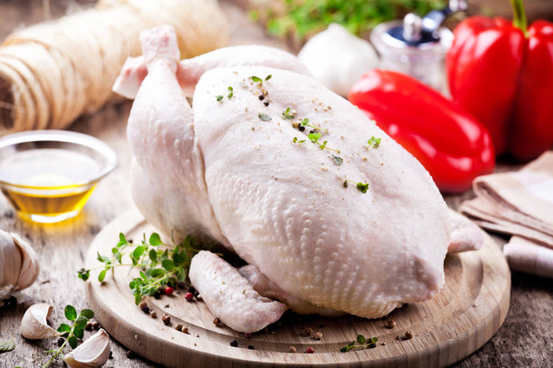 rohes Huhn mit Lebensmittelzutaten und Gewürzen - Foto, Bild