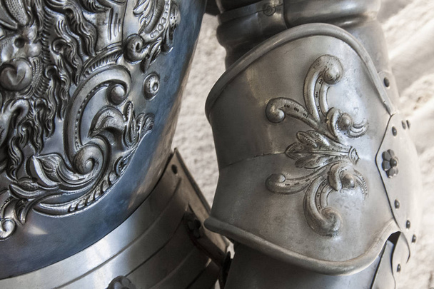 Details op een Spaanse ridder armor borstplaat - Foto, afbeelding