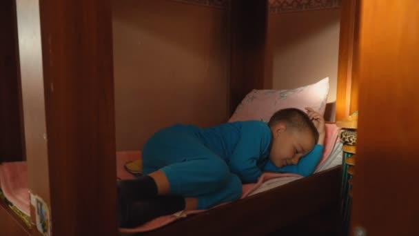 the little boy goes to bed - Felvétel, videó