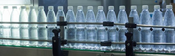 Vesitehdas - Pullotuslinja puhtaan lähdeveden jalostamiseen ja pullottamiseen pieniksi pulloiksi
 - Valokuva, kuva