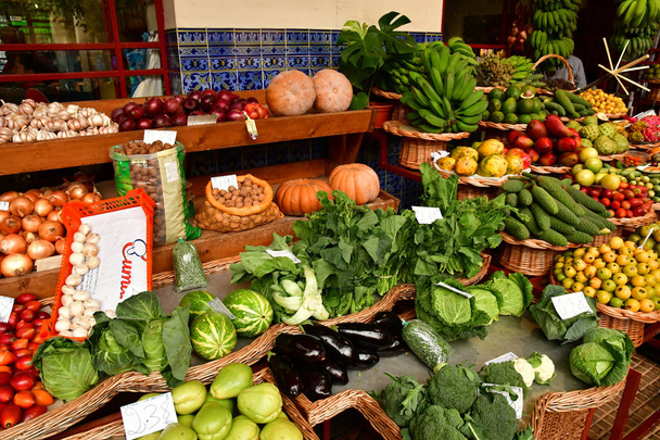 Funchal, Portugália - február 22 2018: szabályozott piac, a város központjában - Fotó, kép