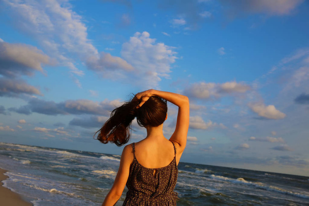 Woman on the sea coast - Foto, Bild