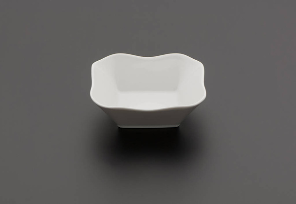 ensaladera de cocina de cerámica sobre fondo negro
 - Foto, Imagen