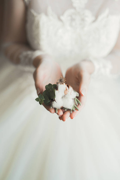 花束と大きく美しい結婚式の花束を保持花嫁 - 写真・画像