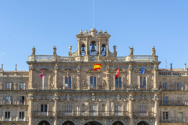 primer plano de la fachada del ayuntamiento en el centro de la Plaza Mayor de Salamanca, España
 - Foto, Imagen