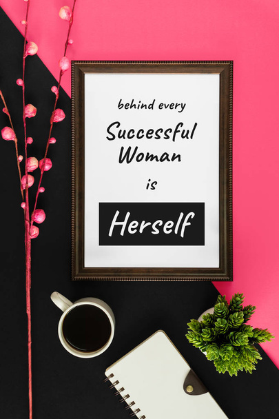 Houten frame met motiverende en inspirerende wijsheid citaat op roze en zwarte achtergrond. Achter elke succesvolle vrouw is zelf. - Foto, afbeelding