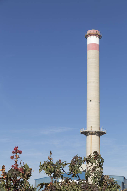 Schornsteinausschnitt im Industriegebiet von Sagunto, Valencia, Spanien - Foto, Bild