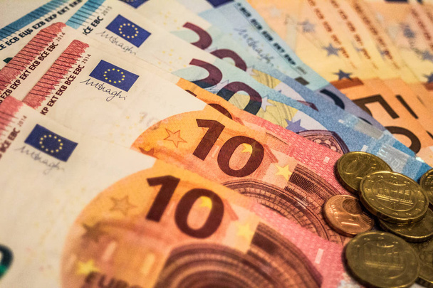 Skład banknotów i monet euro zapewniający doskonałe możliwości ilustrowania tematów takich jak biznes, bankowość, media, prezentacje itp.. - Zdjęcie, obraz