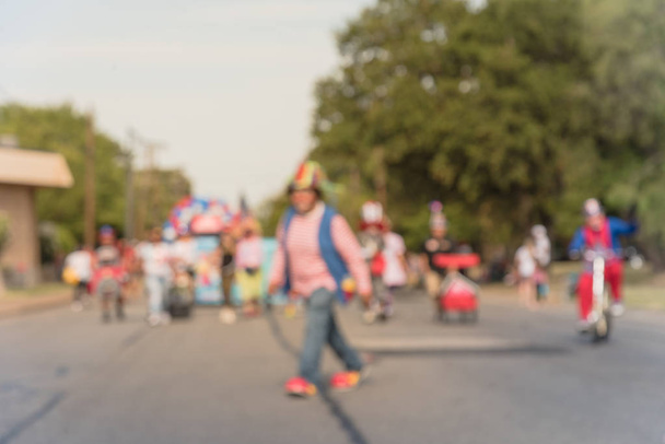 Absztrakt homályos negyedik július felvonulás ünnep Irving, Texas, Amerikai Egyesült Államok. Lakosok élvezni séta csoportok, mázolás, bohóc és a Kabala és a nemzet alapító család, barát ünnepelni - Fotó, kép