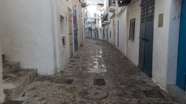 Caminar por la calle estrecha a través del casco antiguo de Ibiza
 - Metraje, vídeo