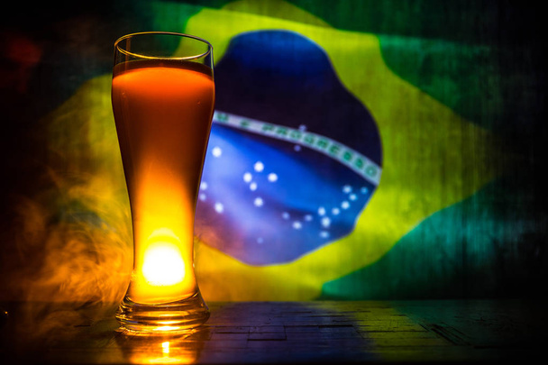 Piłki nożnej 2018 r. Koncepcja kreatywnych. Szklanka do piwa jednego z piwem na stół gotowy do picia. Wsparcie dla własnego kraju z pojęciem piwa. Selektywny fokus - Zdjęcie, obraz
