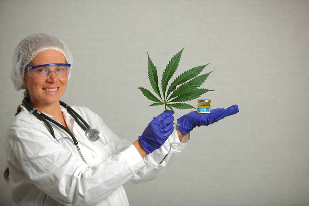 Рука лікаря тримає медичну марихуану і насіння в in vitro
 - Фото, зображення