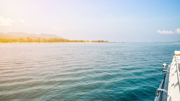 Estilo vintage hermoso paisaje natural del cielo y el mar azul, mientras que los viajes en lancha rápida en verano a la isla de Ko Pha Ngan en el Golfo de Tailandia es un famoso atracciones de la provincia de Surat Thani, Tailandia
 - Foto, imagen