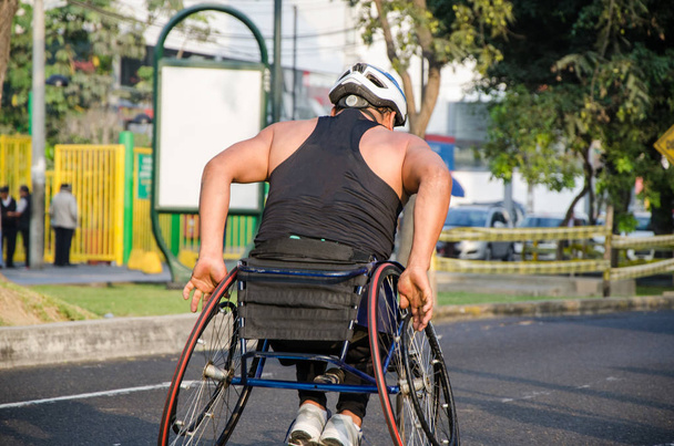 Un athlète en fauteuil roulant en compétition
 - Photo, image