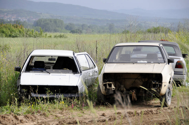 зіткнення двох автомобілів на сільській заміській дорозі
 - Фото, зображення