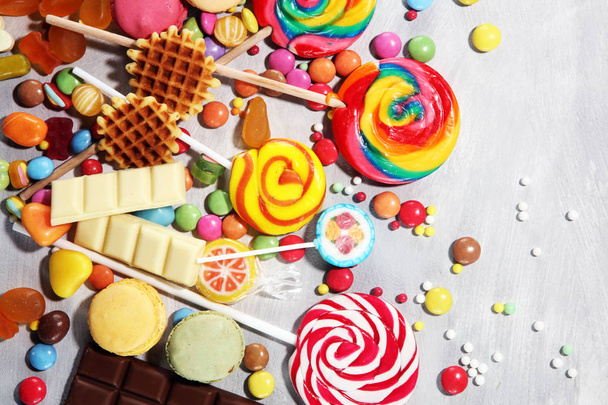 édességek, lekvár és a cukorral. színes skáláját különböző childs édességek és kezeli. - Fotó, kép