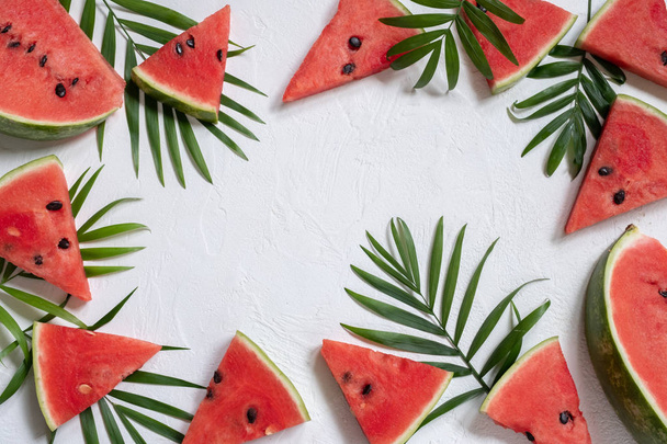 Wassermelone in Scheiben geschnitten auf weißem Hintergrund. Sommerkonzept. - Foto, Bild