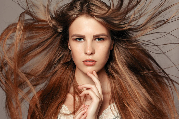 health, people and beauty concept - Model blonde girl. Beautiful brown hair Girl. Healthy Long Hair. Pretty spa model girl with perfect fresh clean skin. Youth and skin care concept - Foto, imagen