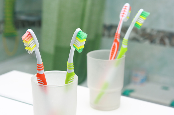 Due spazzolini da denti in bagno. Primo piano colpo di spazzolino da denti
. - Foto, immagini