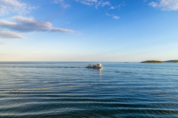 クロアチアで晴れた日に海で漁船 - 写真・画像