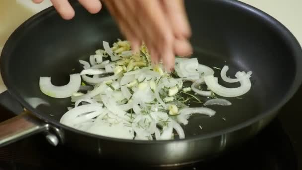 Ana sınıfı pişirme. Çocuk bir profesyonel chef mutfak ile yemek hazırlayın. 4 k. soğan bir tavada kızartma - Video, Çekim
