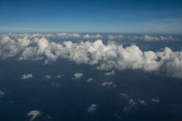 Όμορφα σύννεφα πάνω από τη θάλασσα, όμορφη Λευκή σύννεφα σχηματίζουν και κινείται στο μπλε του ουρανού  - Φωτογραφία, εικόνα