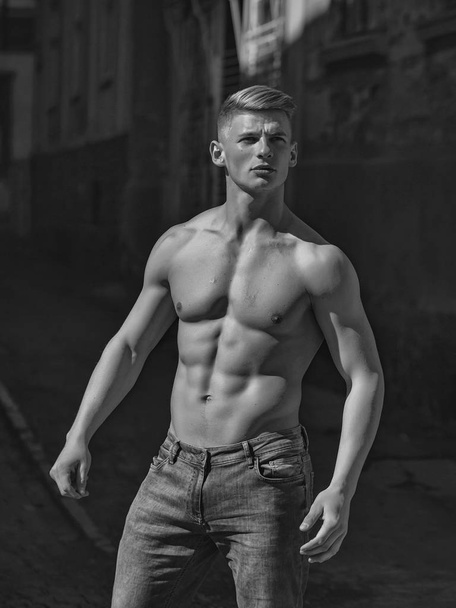 athlete. Muscular young man - Foto, afbeelding
