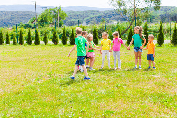 Aktive Kinder spielen im Freien - Foto, Bild