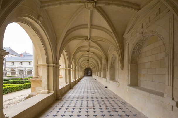 der Kreuzgang der Abtei Fontevraud, Frankreich - Foto, Bild