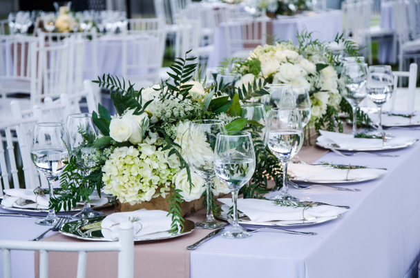 Tavolo per un ricevimento di nozze, un concetto di decorazione per matrimoni o eventi sociali
 - Foto, immagini